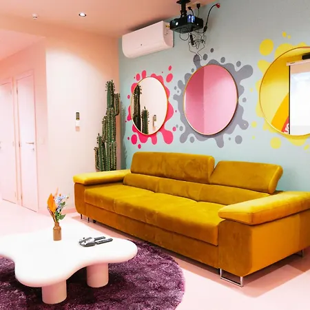 Apartment Capsule Girl Power - Balneo - Sauna - Karaoke - Billard - 2 *