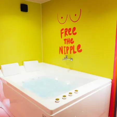 Capsule Girl Power - Balneo - Sauna - Karaoke - Billard - 2 * Charleroi