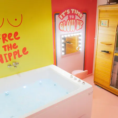 Apartment Capsule Girl Power - Balneo - Sauna - Karaoke - Billard - 2 *